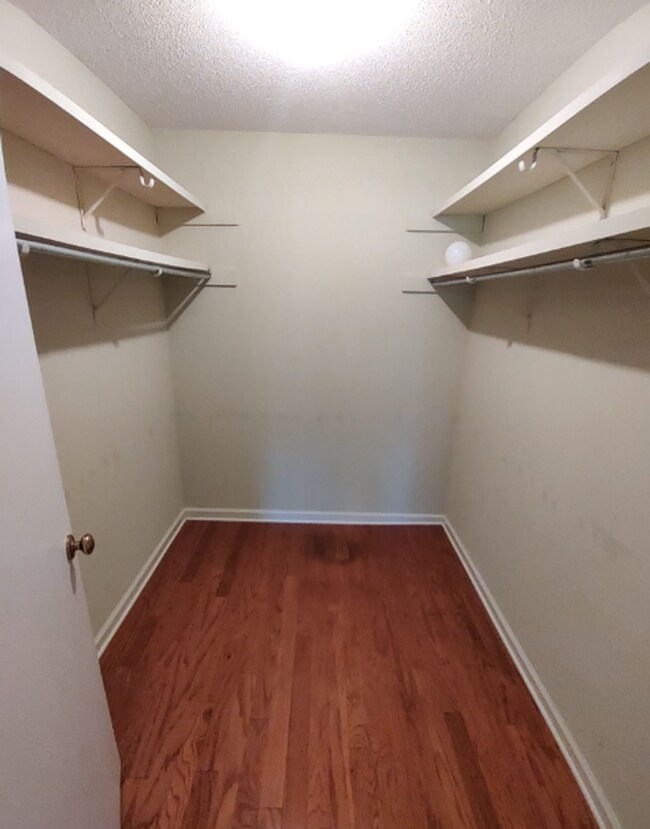 Building Photo - Charming 2 Bedroom/2 Bathroom with Sunroom...