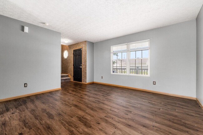 Building Photo - Spacious South Side Home with Garage!