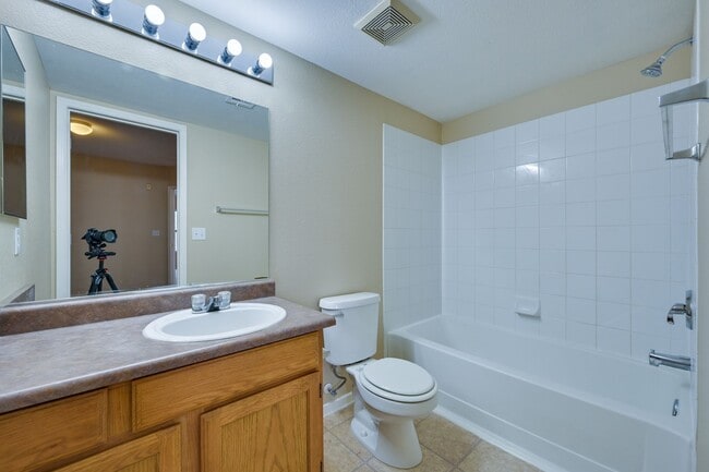 Building Photo - SW!! 2 Bedroom 2 Bath 2nd floor Condo!!! O...