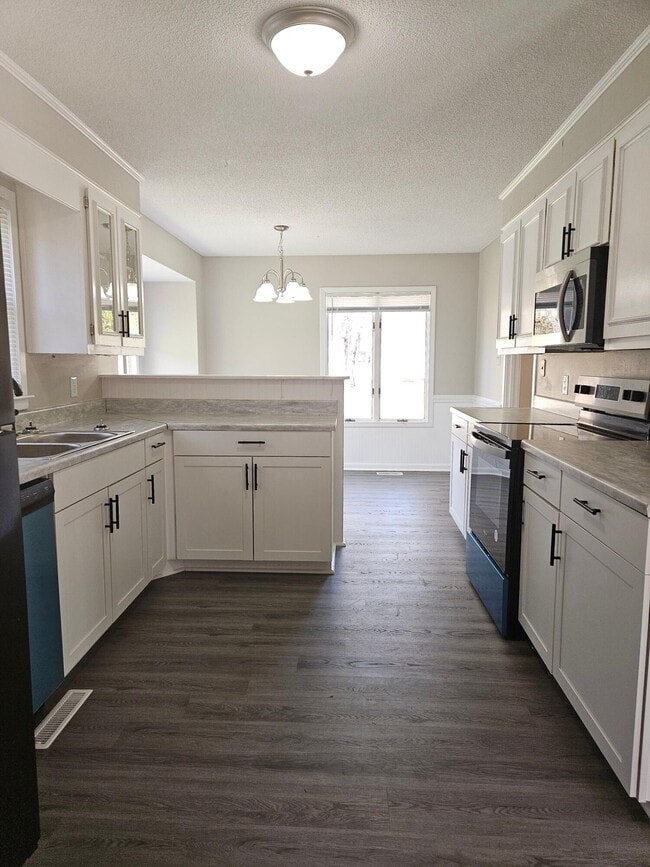 Building Photo - 107 Robinwood Dr
