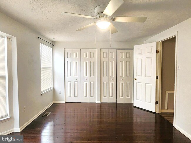 Building Photo - 557 Cascade Way