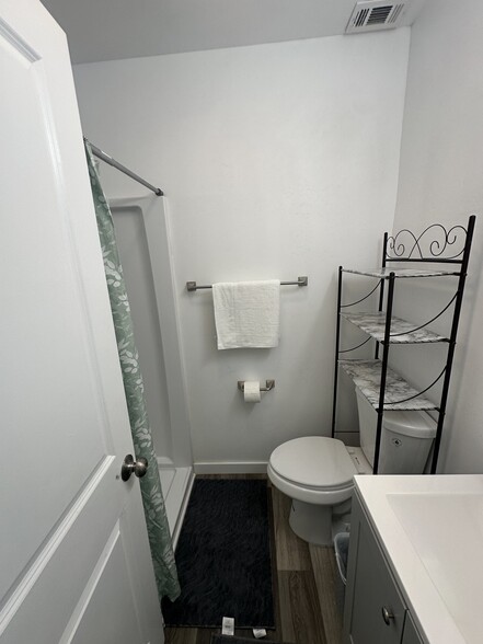 Building Photo - 534 R Ave