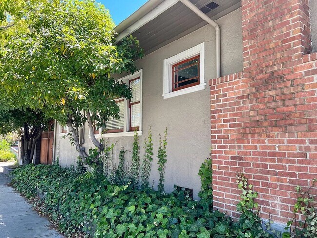 Building Photo - 940 Santa Rosa St