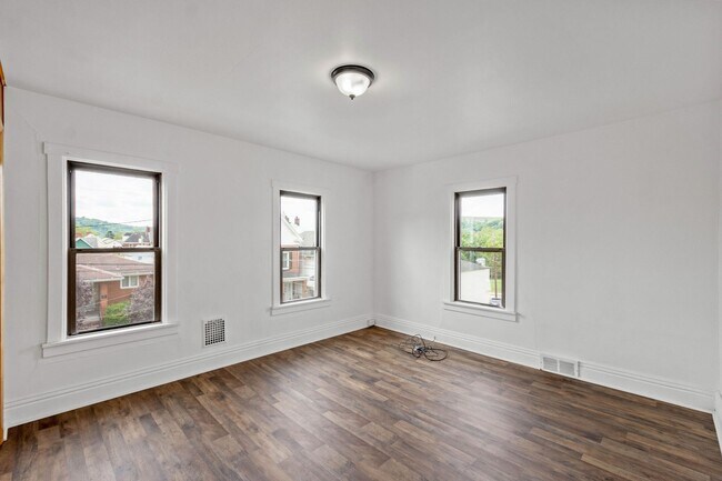 Building Photo - Beautiful 2 bedroom home in Pitcairn available August 15!