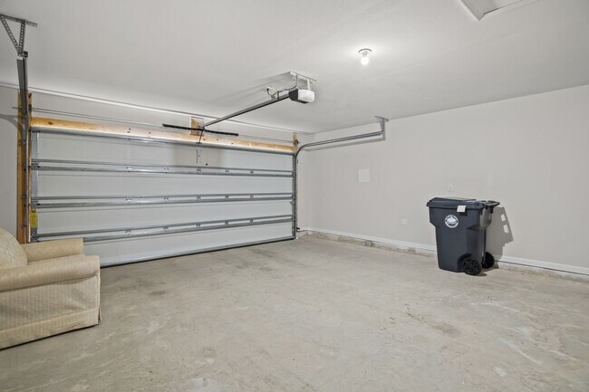 Building Photo - Beautiful 4/2 home with NEW fenced yard