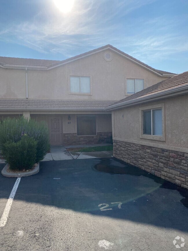 Building Photo - Very nice 3 bedroom 2.5 bath townhome in g...