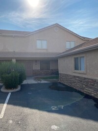 Building Photo - Very nice 3 bedroom 2.5 bath townhome in g...