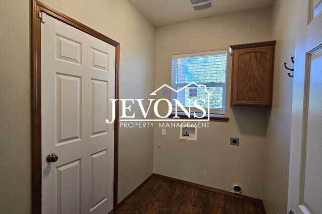 Building Photo - Coming soon! 3 Bed / 2.5 Bath Single-Family Home in West Yakima