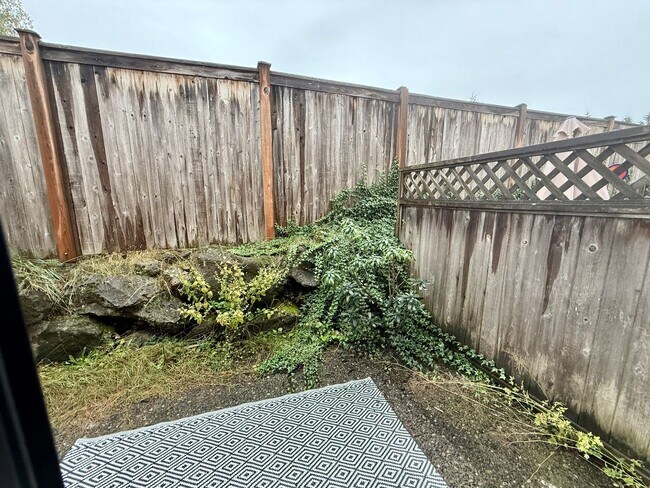 Building Photo - Beautifully Renovated 2 Bed/1.5 bath Condo Edmonds, WA. $2495/mo.