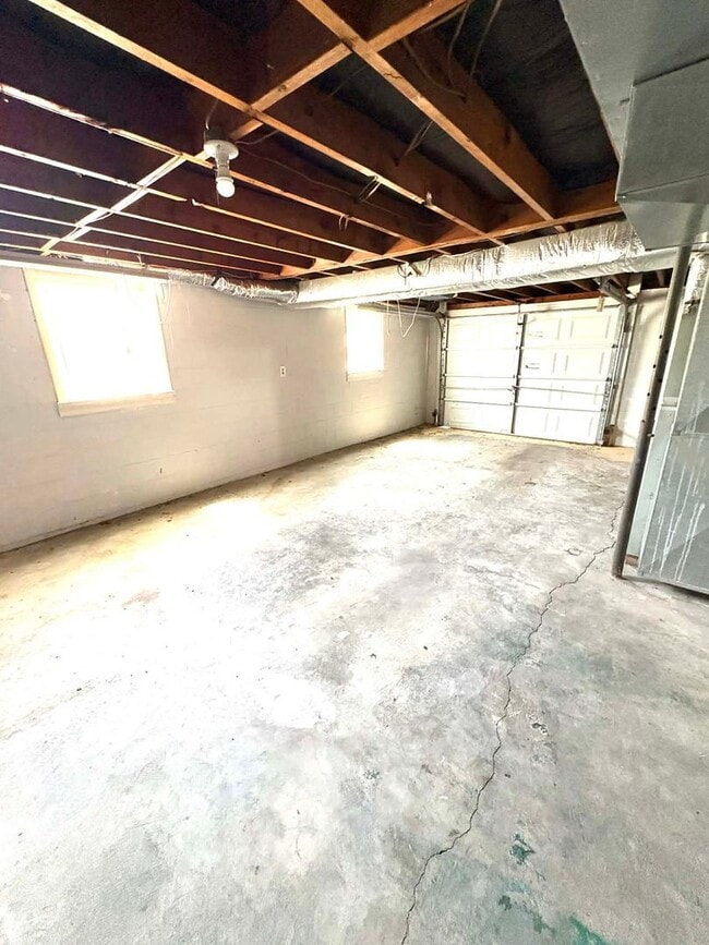 Building Photo - Comfortable Living and Space to Relax!