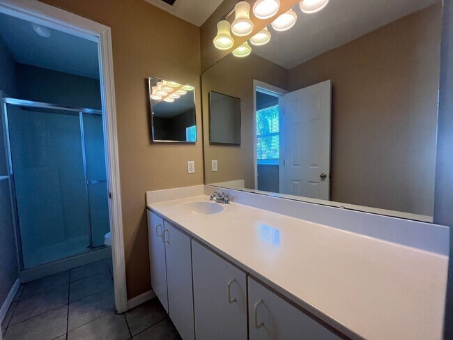 Building Photo - 204 Canterbury Ct