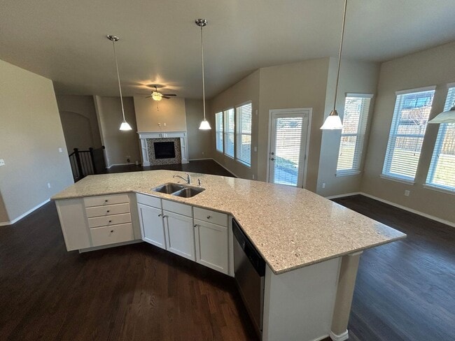 Building Photo - Absolutely Gorgeous 5-Bed 4-Bath with 3-car Garage Home!