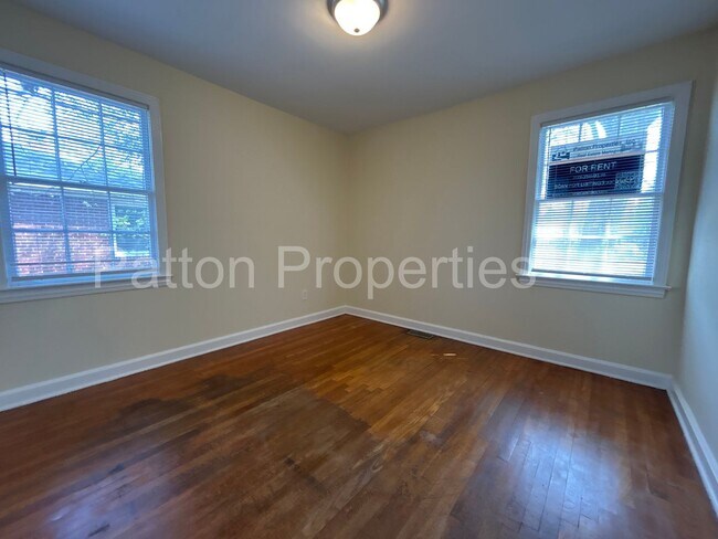 Building Photo - Corner of Plowden & South Kilbourne