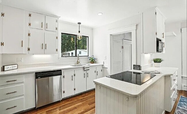 Building Photo - newly renovated 4 bdr farm house