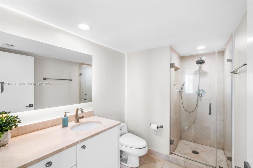 Building Photo - 16500 Collins Ave