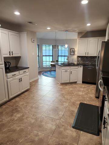 Building Photo - 16235 Red Wood Cir N