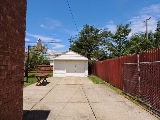 Building Photo - 3 Bedroom - 1.5 Bathroom Home for Rent!