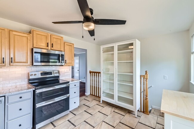 Building Photo - 4 Bedroom 2 Bath House In Louisville! Avai...