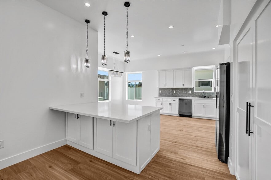 kitchen Island - 2124 W 238th St