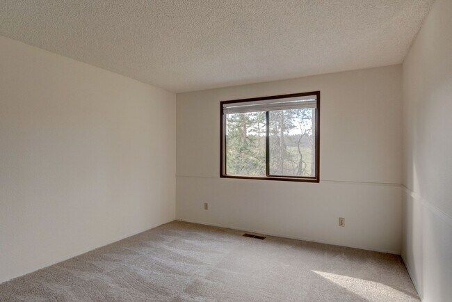 Building Photo - Large Private Rural Home Just West of Downtown Oak Harbor on 5 acres