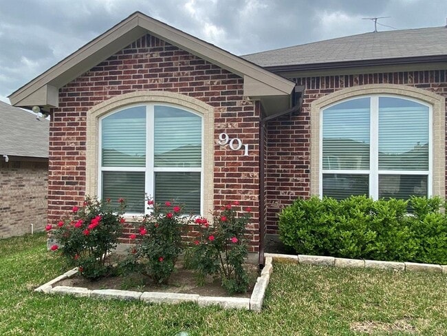 Building Photo - 901 Kacie Dr