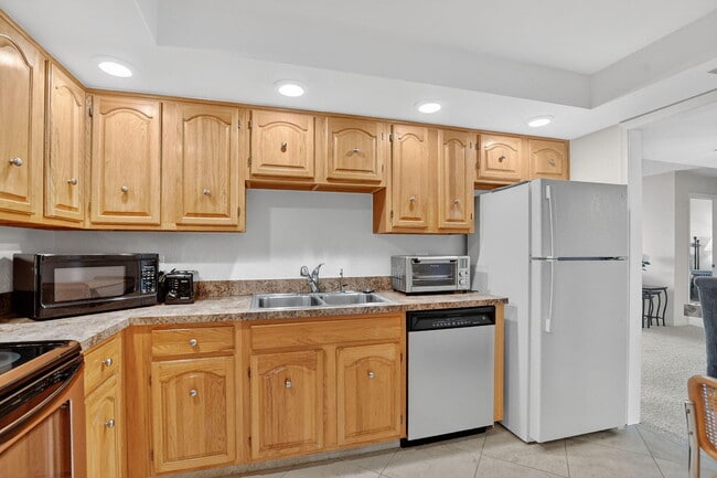 Building Photo - 7835 Lakeside Blvd