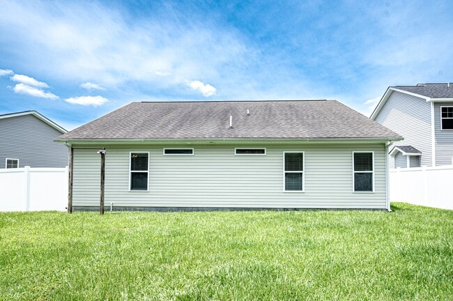Building Photo - 312 Hawks Bluff Dr