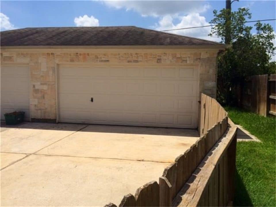 Private Garage - 2810 Legends Crest Drive