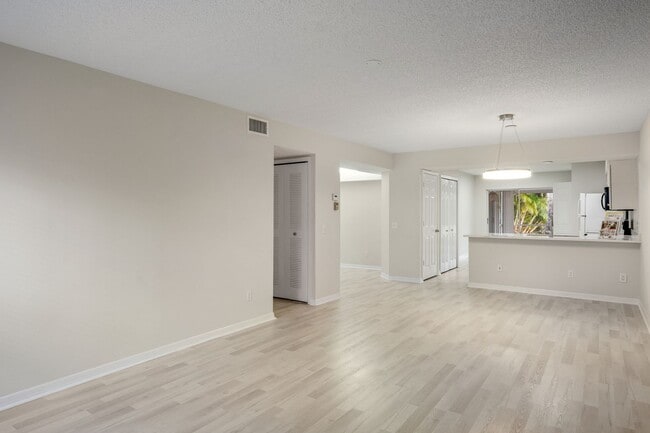 Building Photo - 2 bed + den 2 bath condo, just 2.5 miles from the beach!