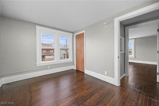 Building Photo - 1063 W 21st St