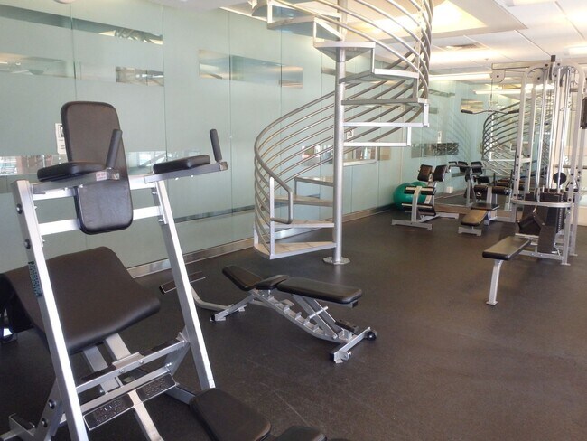 Building Photo - 2 Bedroom recently painted 2nd Floor Condo in Guard Gated Park Avenue!