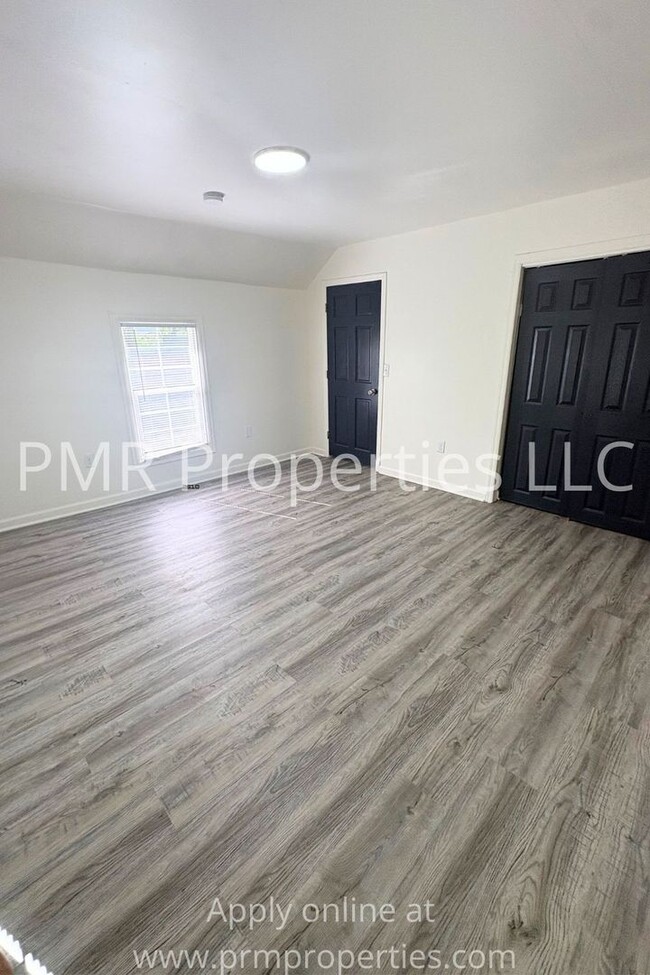 Building Photo - 3 Bedrooms / 1 Bathroom House