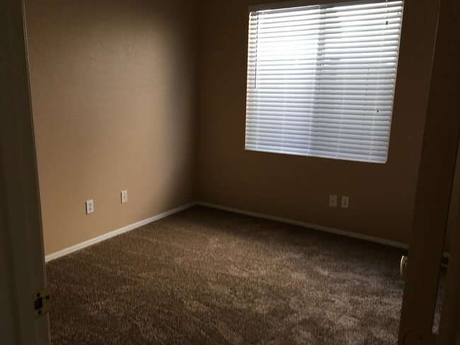 Building Photo - **GORGEOUS 3br/2ba/2garage HOUSE (GREENFIE...