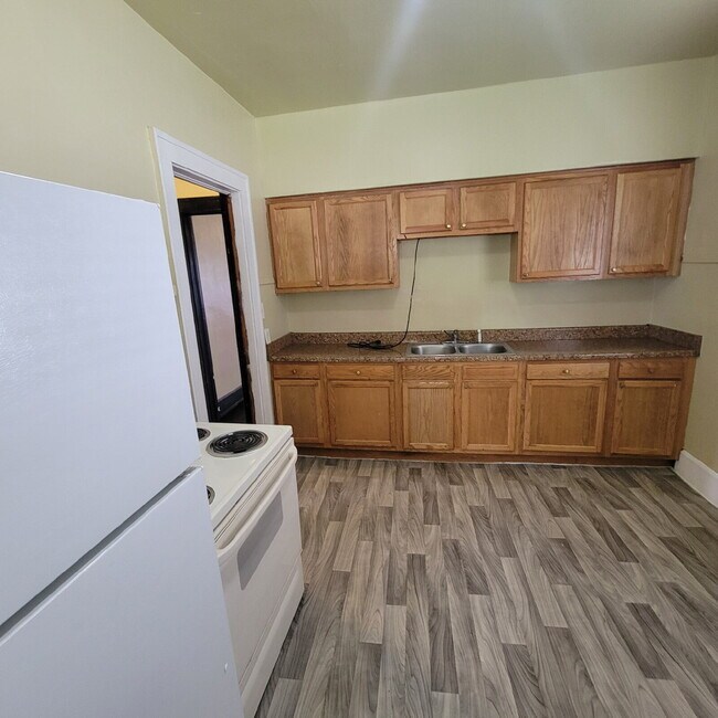 Building Photo - "Charming 3-Bed Oasis with Full Bath on East New York Street, Indianapolis!"