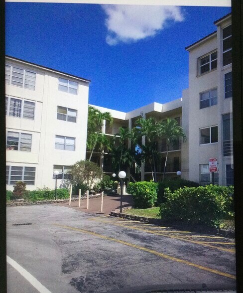 Building Photo - 2821 Somerset Dr