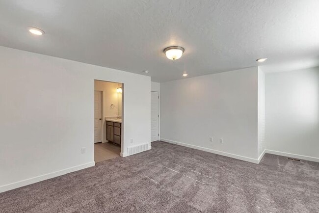 Building Photo - Lehi Row End Townhouse w 2 car attached garage!