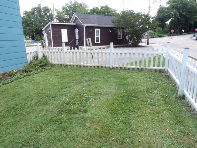 Building Photo - 604 Taylor Ave