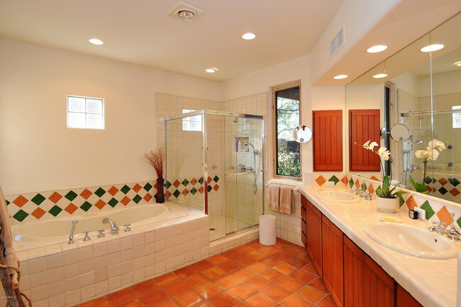 Building Photo - 7562 E High Point Dr