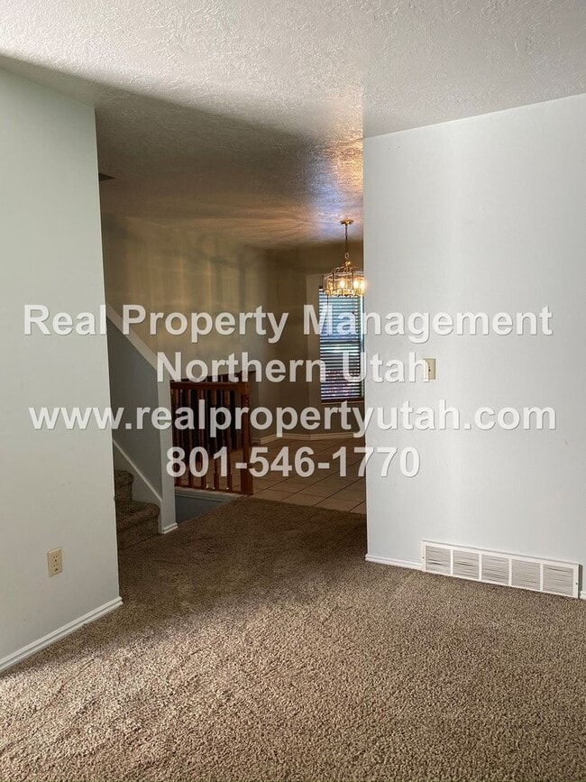 Building Photo - 5 Bedroom Home In West Point Available Now!