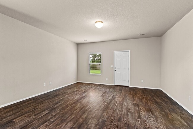 Building Photo - Beautiful home Located in desirable west Fayetteville neighborhood with playground