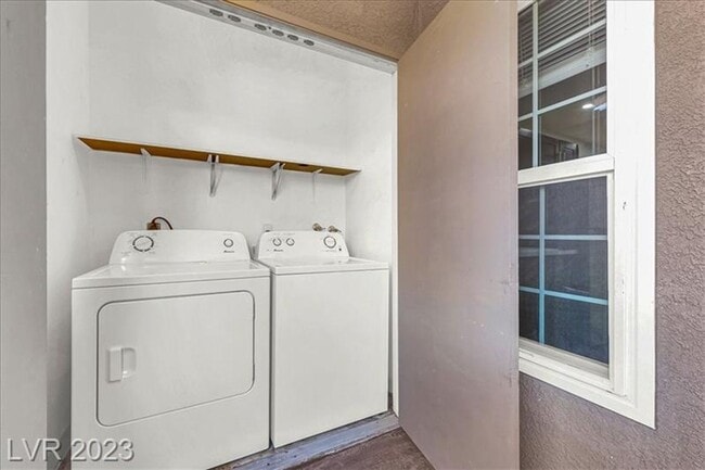Building Photo - Stunning condo in Henderson!