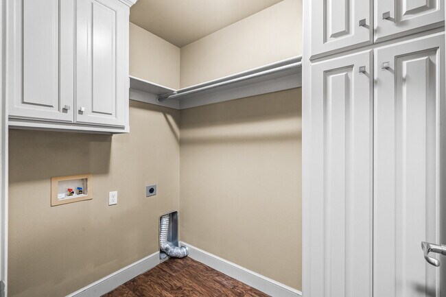 Building Photo - Spacious 3BR/2BA Duplex with 2-Car Garage & Stainless Appliances