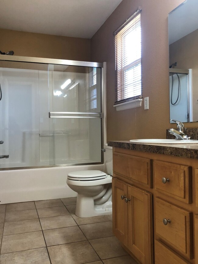 Building Photo - SPACIOUS SINGLE FAMILY IN GREAT LOCATION