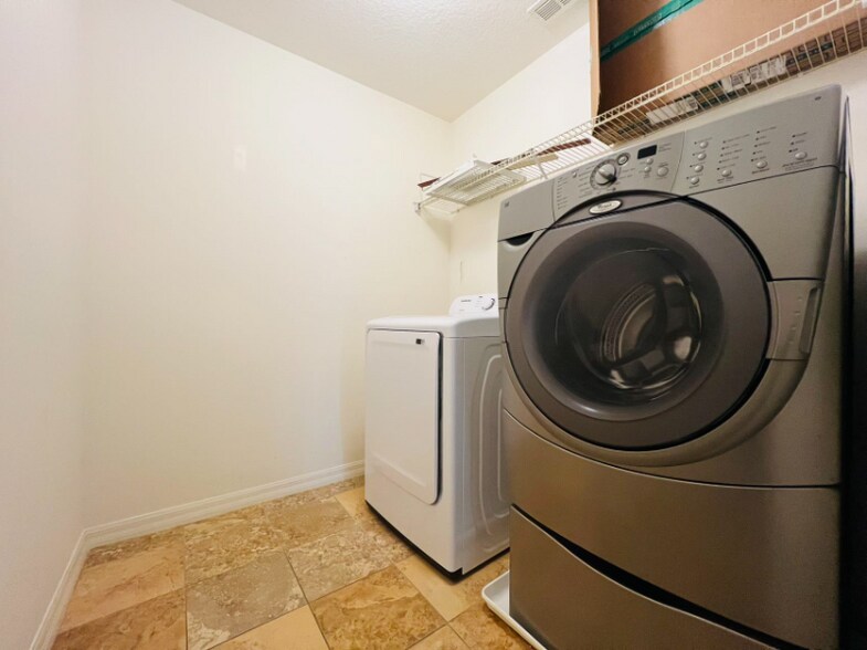 Building Photo - 1531 Par Ct