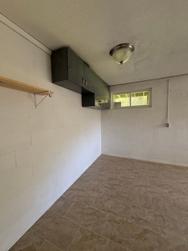 Building Photo - 4 Bedroom 2 Bath House