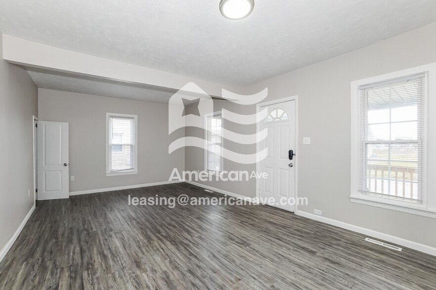 Building Photo - 1025 W 17th St
