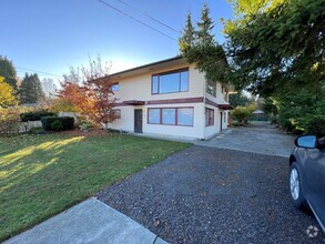 Building Photo - Everett Duplex