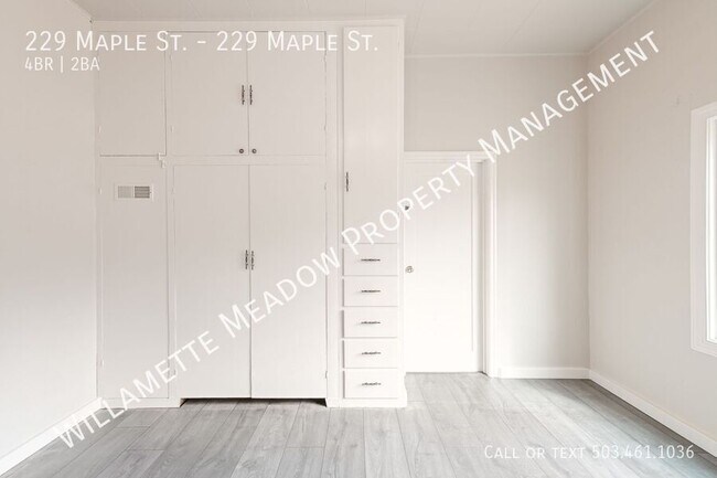 Building Photo - 229 NE Maple St