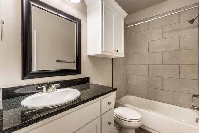 Building Photo - 2541 Fallview Dr