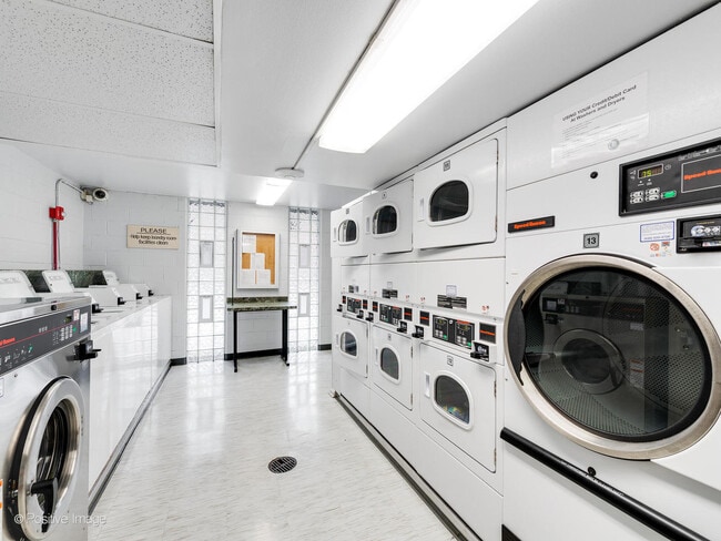 Building Photo - 21 W Goethe St